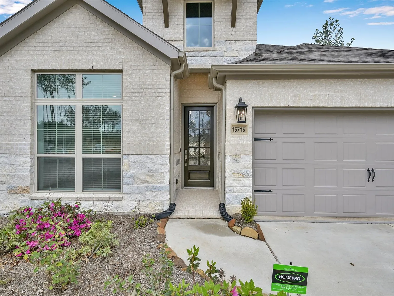 4 bed, 2.0 bath, 2105 sqft, $2,675 — Photo 2