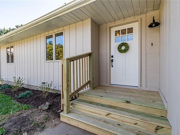 3rd image of 601 E Stella Dr