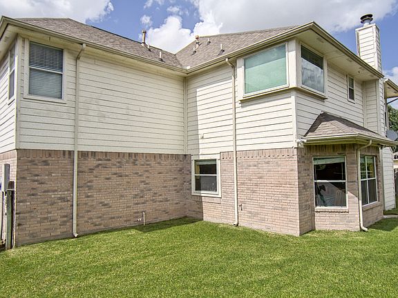 3rd image of 15611 Rosewood Hill Ct