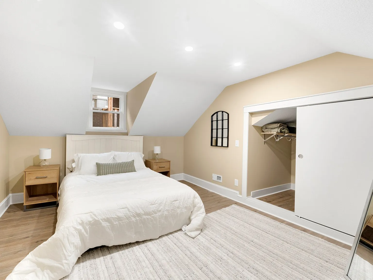 2 bed, 1043 sqft, $2,500 — Photo 1