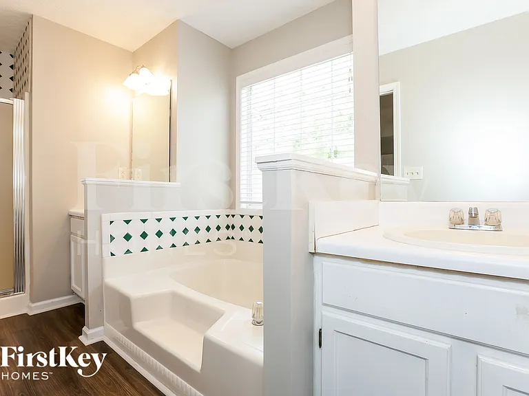 4808 Woodlands Pkwy — Photo 11