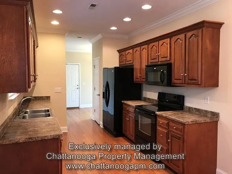 525 Callaway Ct — Photo 2