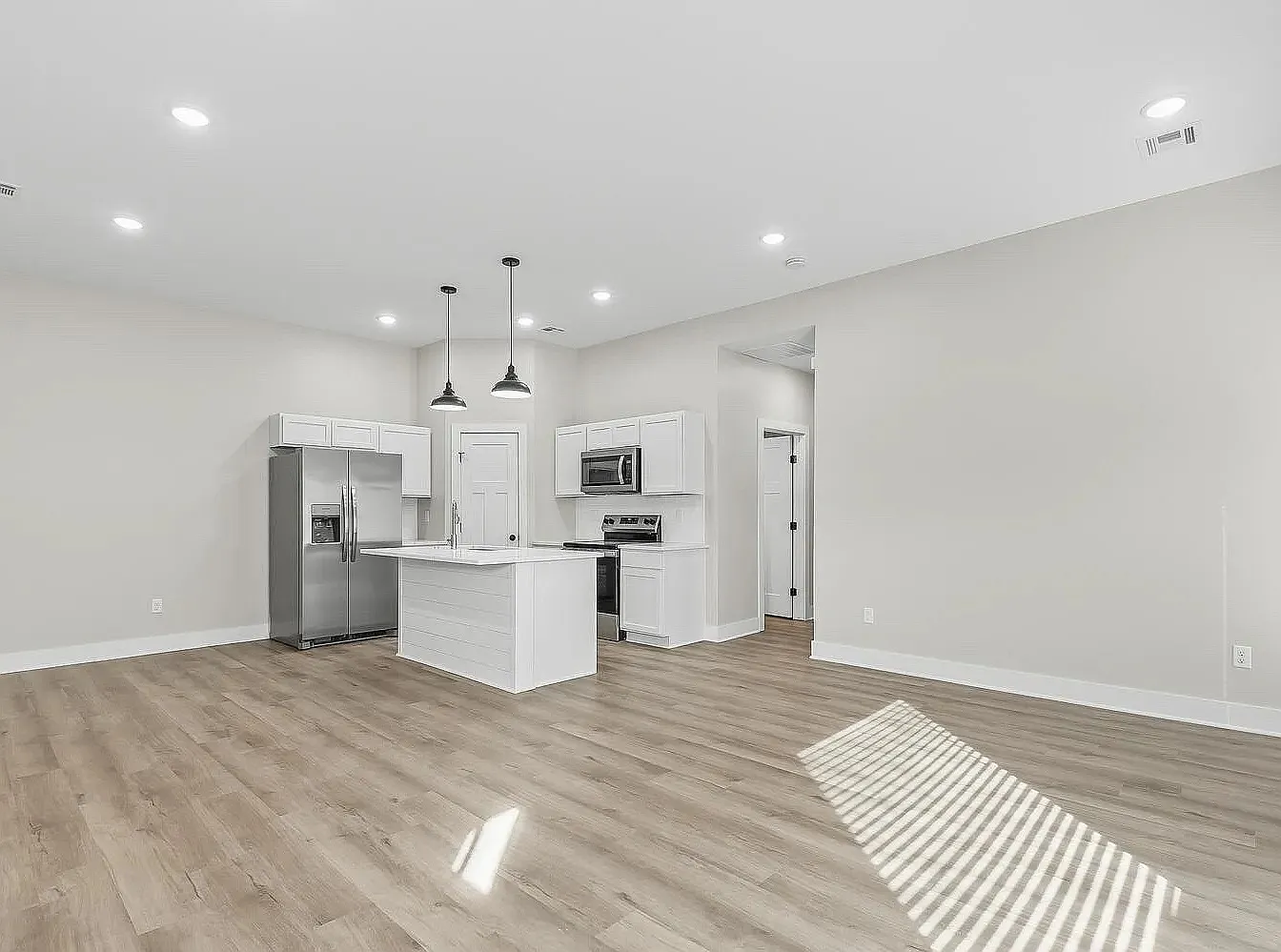 3 bed, 1112 sqft, $1,550 — Photo 2