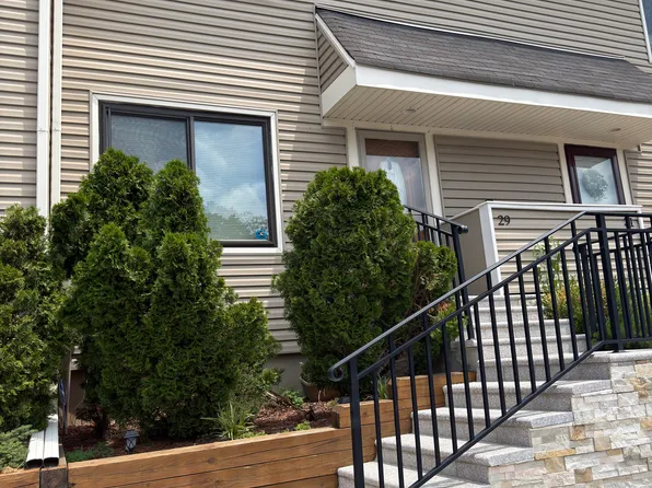 29 Arrowood Ct, Staten Island, NY 10309