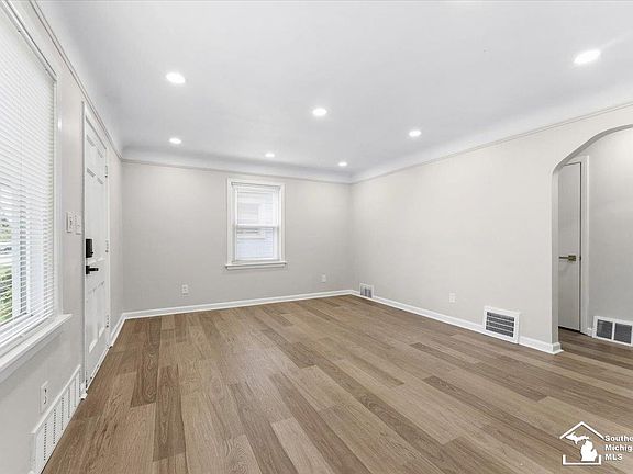 2nd image of 6810 Robinson Ave