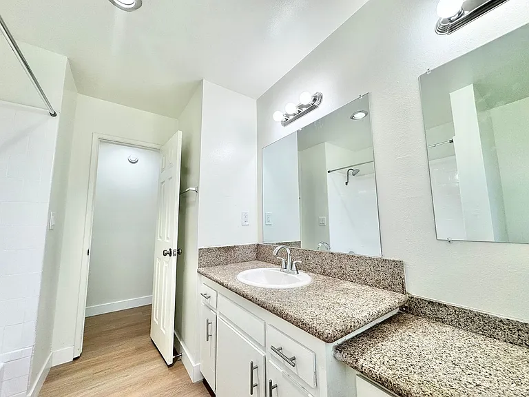 Benton Apartments — Photo 15