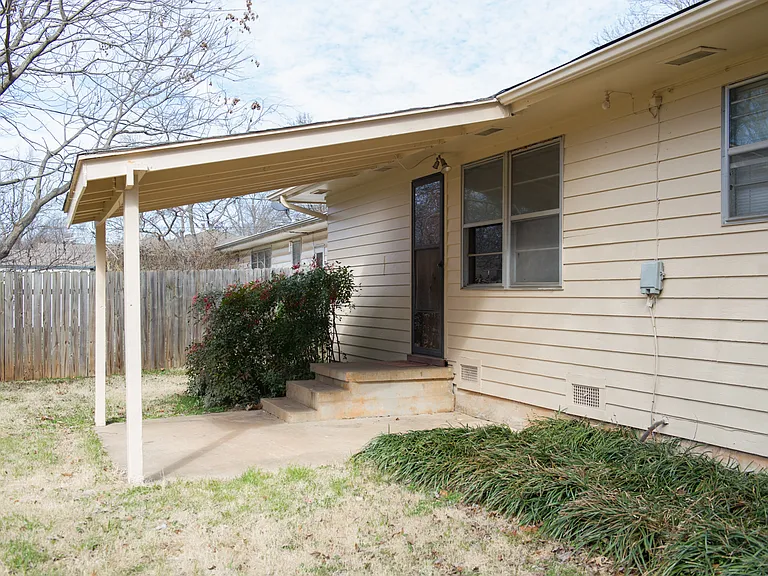 2502 N Monroe St — Photo 2