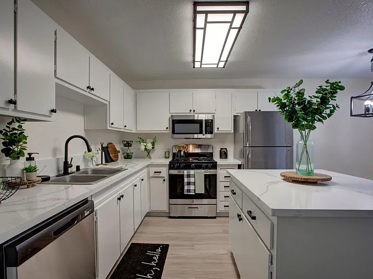 St. George Apartments — Photo 22