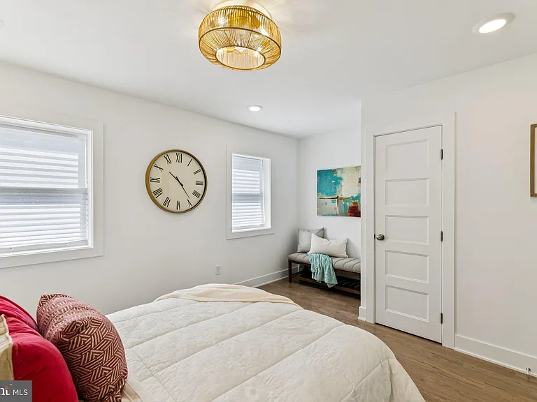732 Harry St — Photo 24