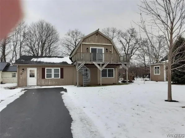 2427 W Creek Rd, Newfane, NY 14108