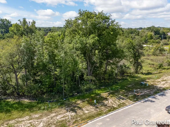 3052 Creek Dr SE, Grand Rapids, MI 49512