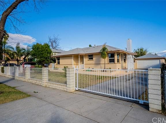 3rd image of 2067 N Pico Ave