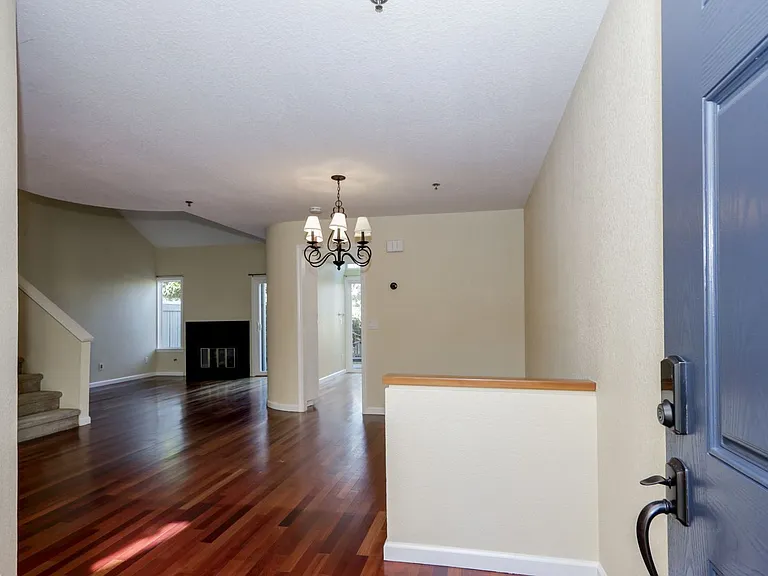 216 Greenview Dr — Photo 5