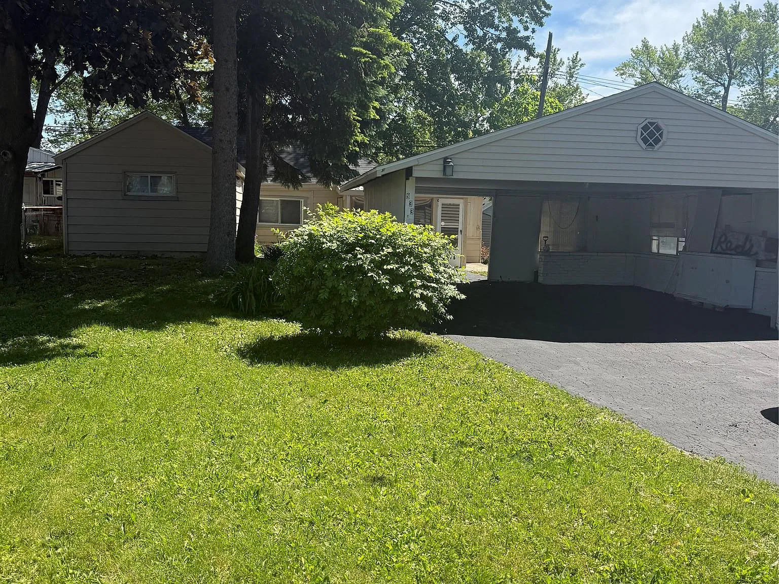 2 bed, 1.0 bath, 890 sqft, $1,300 — Photo 1