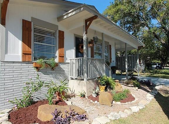 Nicely landscaped.