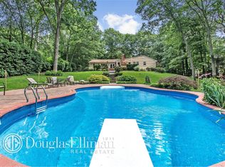 39 Wagon Wheel Ln, Dix Hills, NY 11746