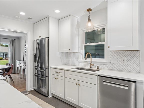 5th image of 7109 Woodridge Ln