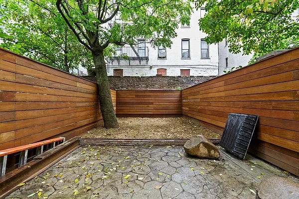 Rented by Coldwell Banker Warburg | media 2