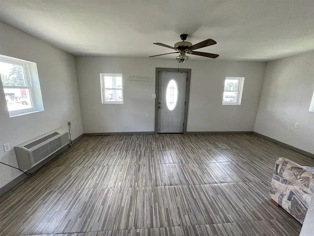 2 bed, 712 sqft, $775 — Photo 2