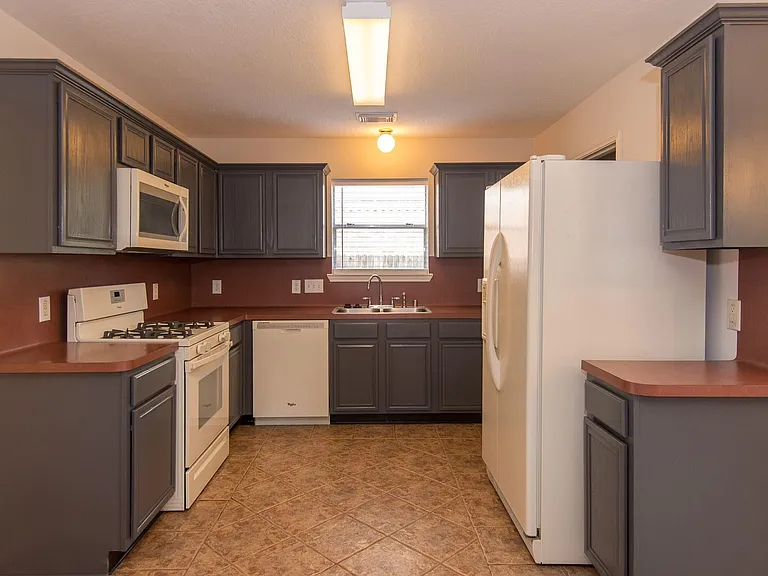 2207 Ames St — Photo 7