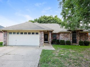 819 Crystal Creek Ln, Arlington, TX 76001