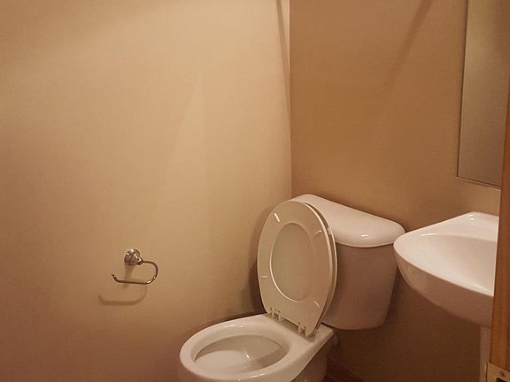 Main floor 1/2 bath