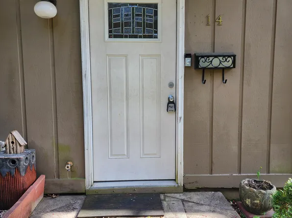 14 Woodlake Dr, Charlottesville, VA 22901