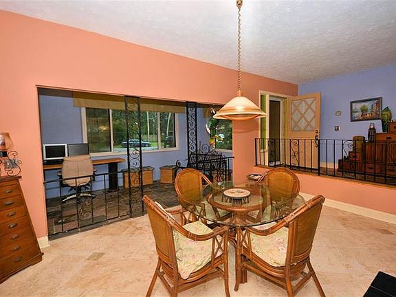 5th image of 70 Willow Dr