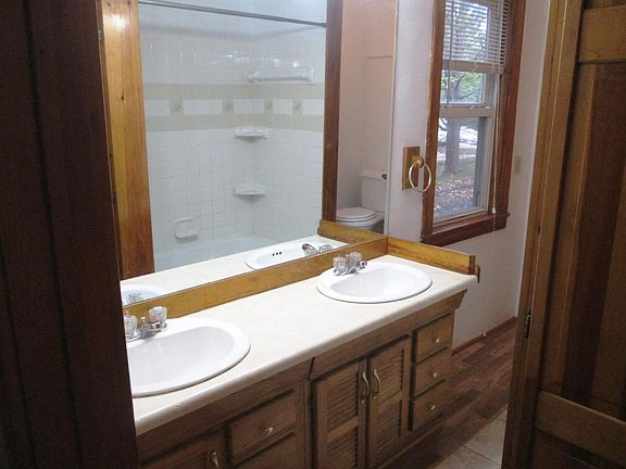 Double Sink Bath, First Floor
