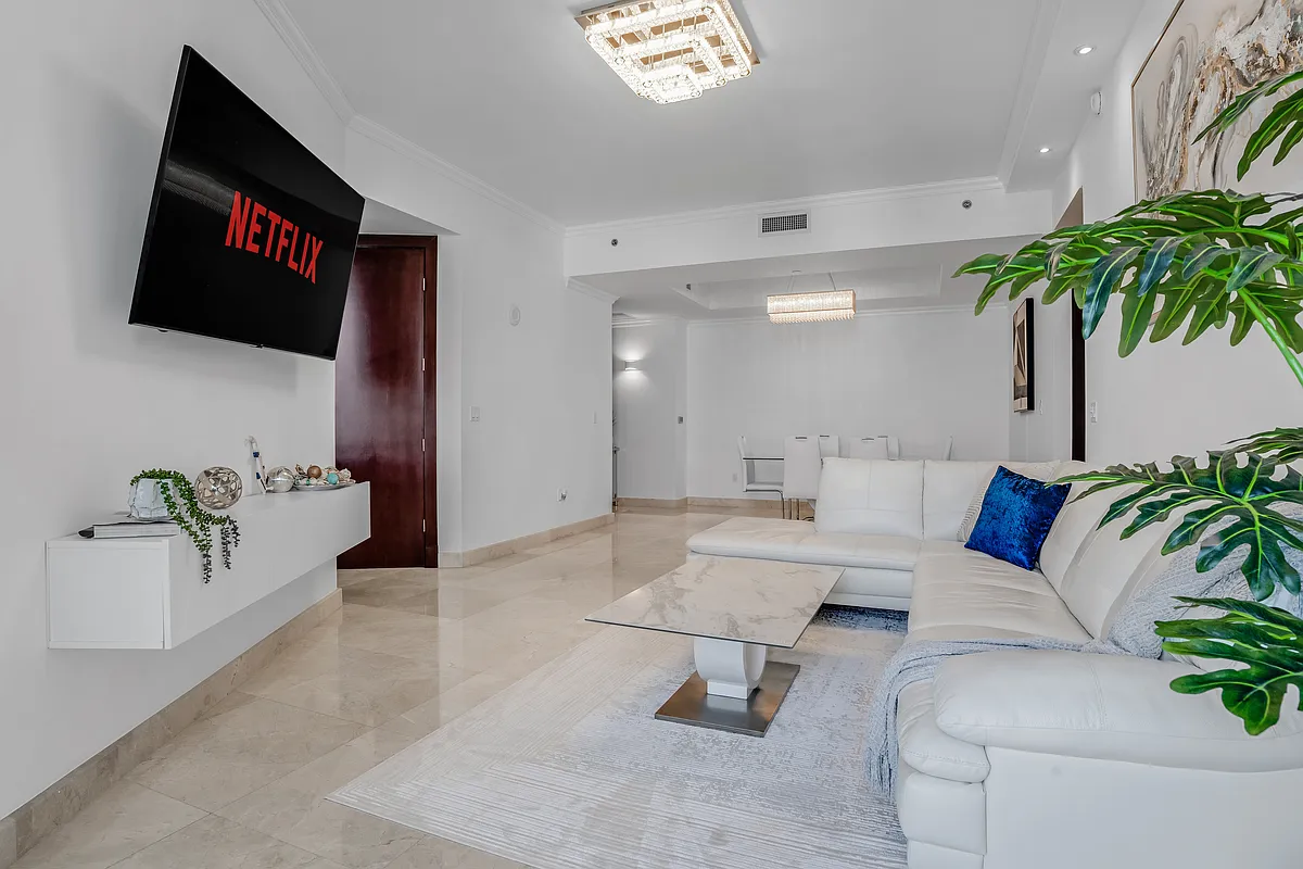 Building Photo - 15901 Collins Ave #2305