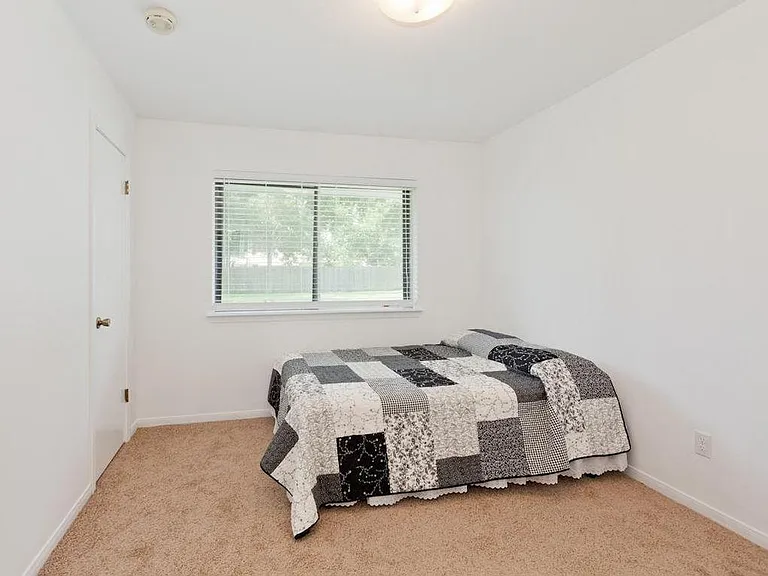 211 W Sherwood Dr — Photo 3
