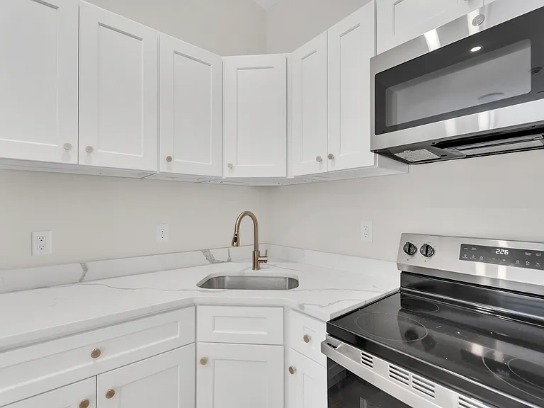 472 Main St — Photo 16