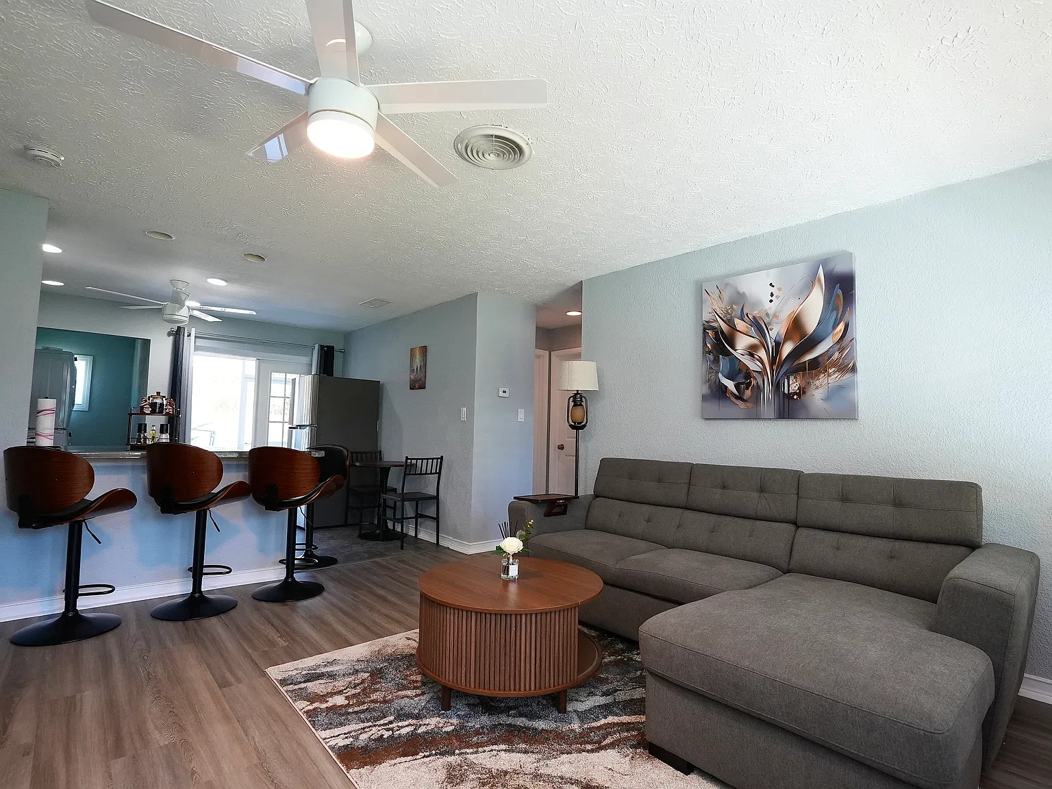 2 bed, 827 sqft, $4,200 — Photo 2