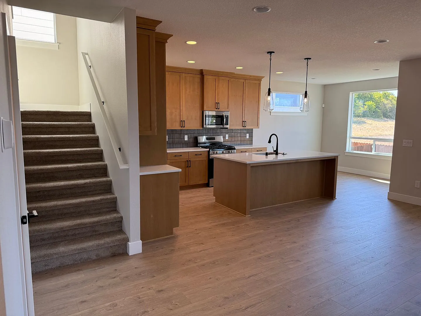 Beautiful Ridgefield Home with Modern Finishes, Spacious Layout, Attached Garage, and Convenient ... — Photo 1