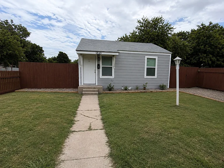 1840 Portland St — Photo 1