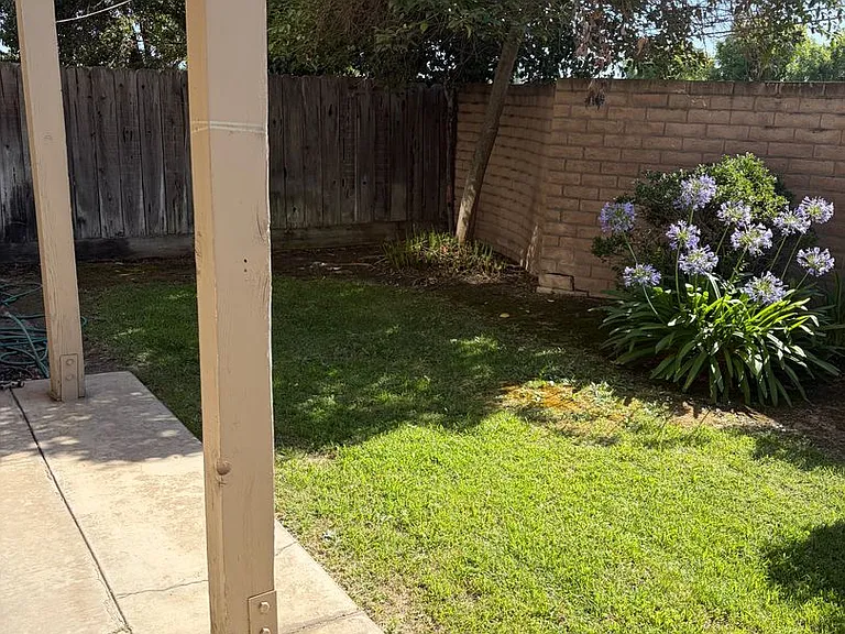 102 E Manzanita Dr — Photo 2