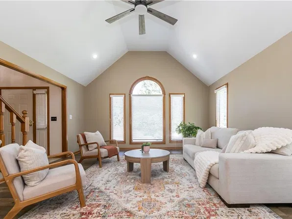 1306 SW Stonecreek Dr, Blue Springs, MO 64015