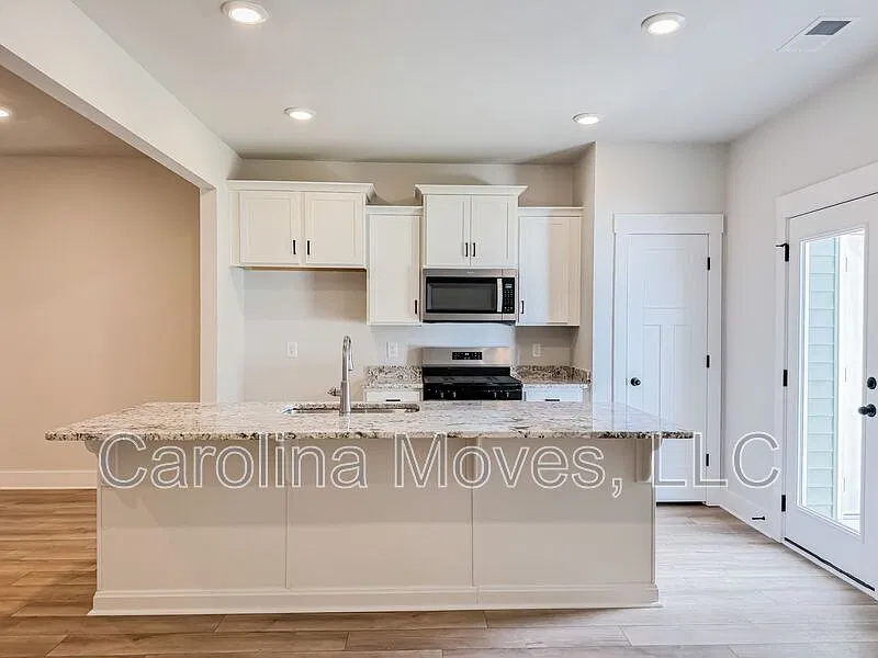 3 bed, 2.5 bath, 1587 sqft, $1,700 — Photo 4