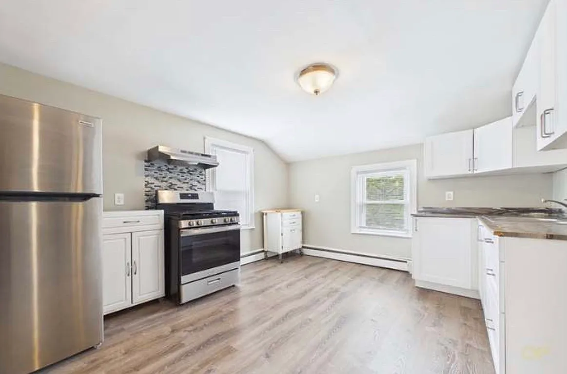 2 bed, 1000 sqft, $2,200 — Photo 3