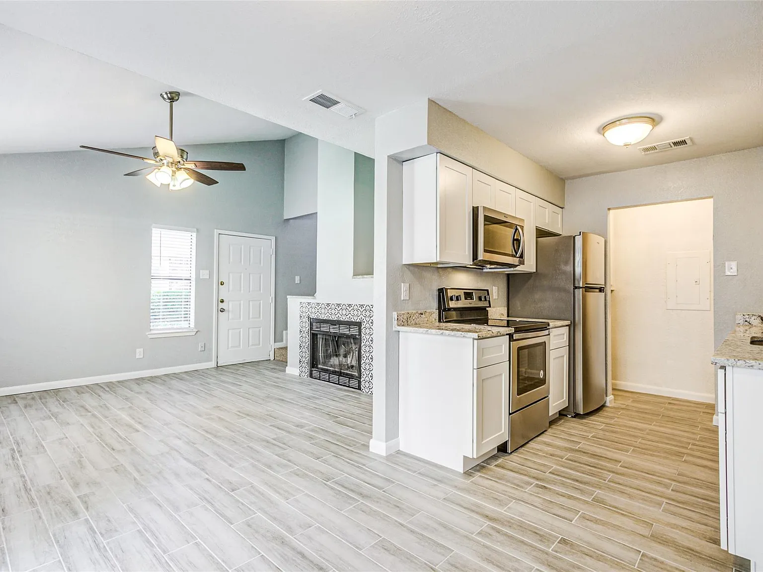 3 bed, 1083 sqft, $1,995 — Photo 4
