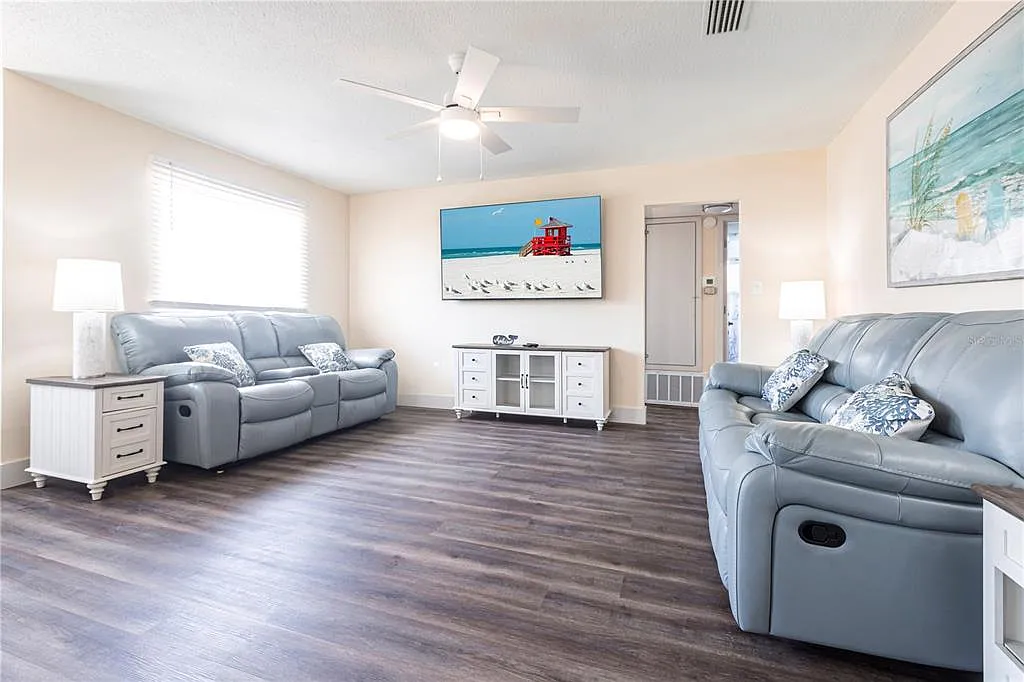 4 bed, 4.0 bath, 1552 sqft, $10,770 — Photo 4