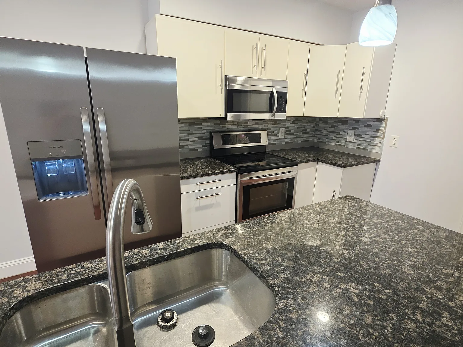2 bed, 2.5 bath, 1000 sqft, $1,695 — Photo 3