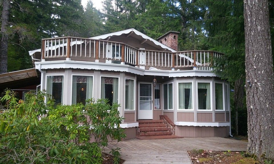 1st image of 601 NE Lakeshore Dr S