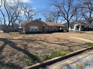 611 E 8th St, Cameron, TX 76520