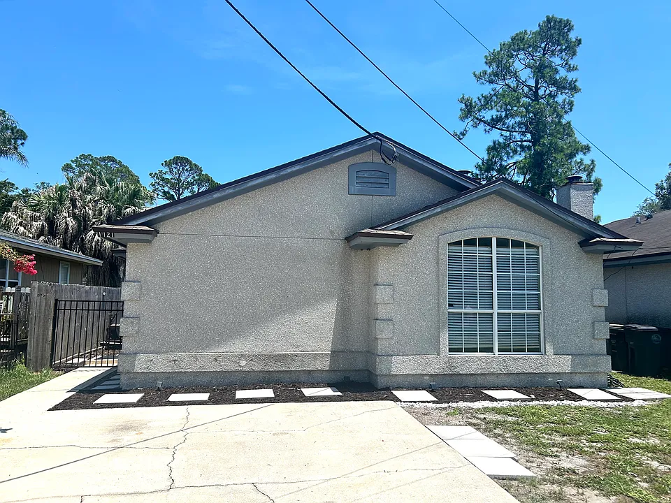 1121 Hibiscus St