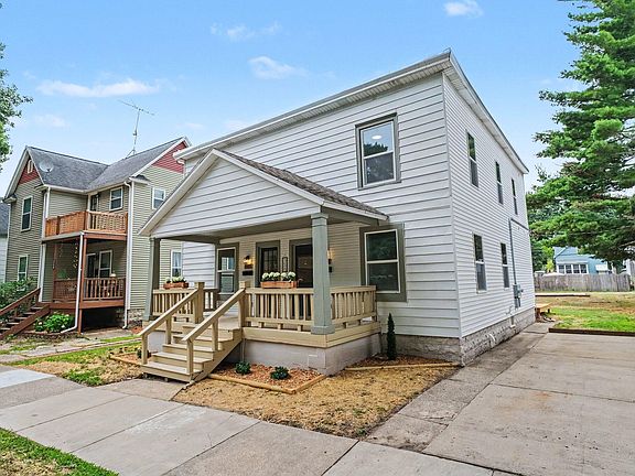 3rd image of 1021 Lincoln Ave NW