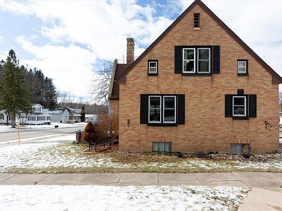3rd image of 146 Maple St