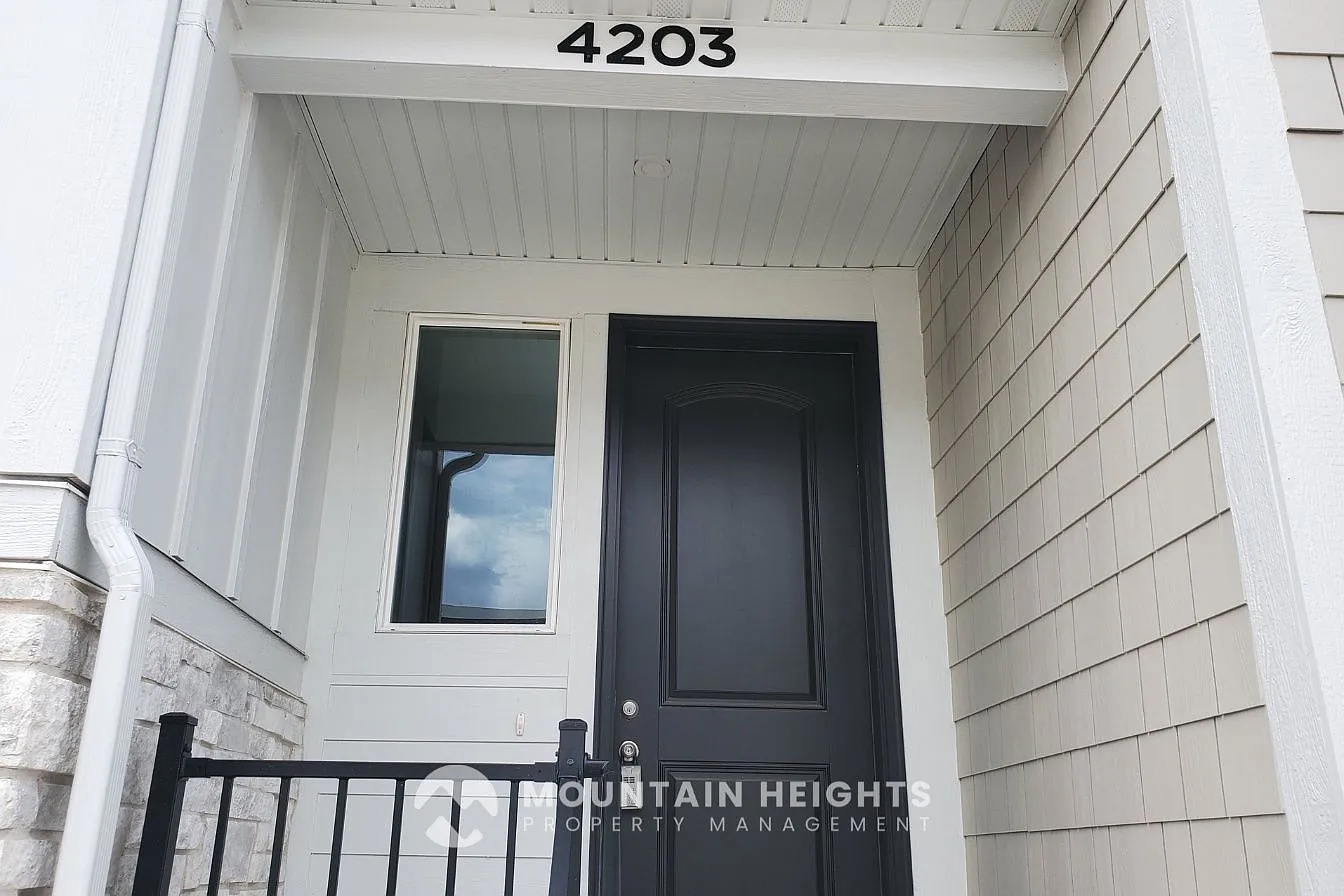 3 bed, 2.5 bath, 2402 sqft, $2,250 — Photo 1