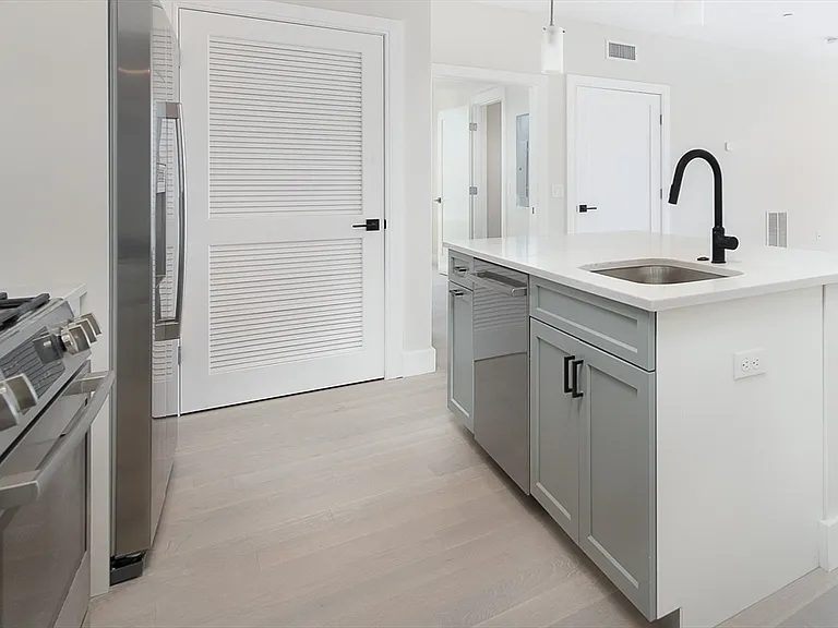 425 Border St #201 — Photo 3
