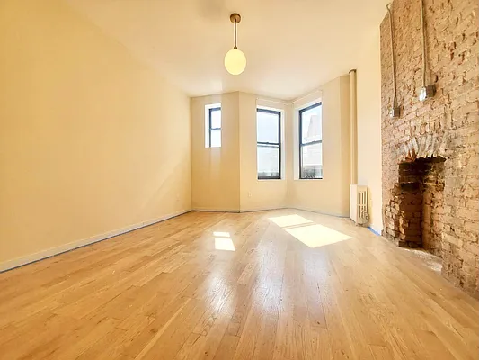 Rented by Delmark Realty LLC | media 5